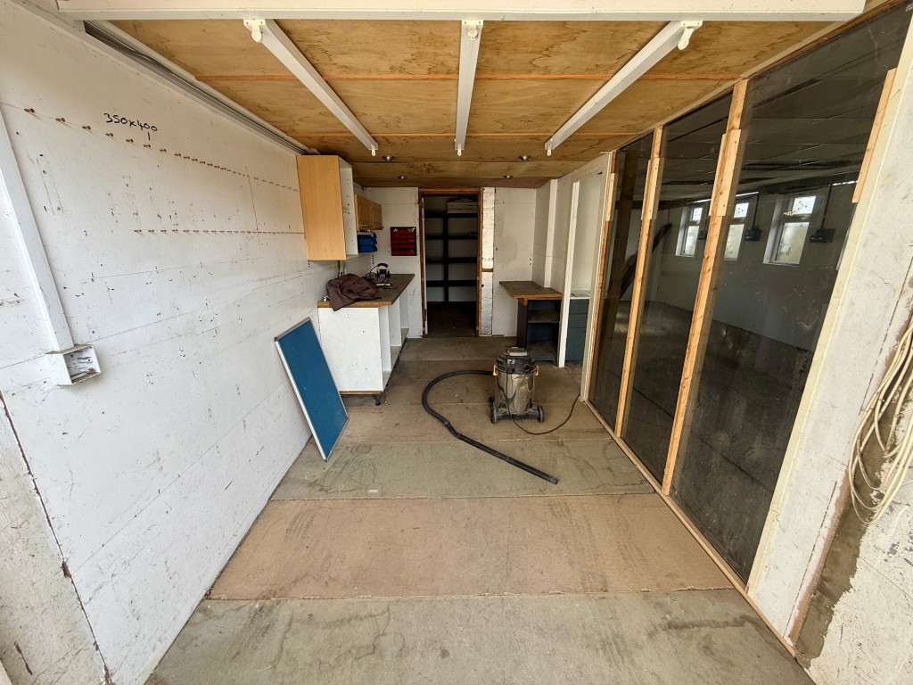 Lot: 75 - FREEHOLD SITE WITH WORKSHOP, OFFICE, HARDSTANDING AND PARKING - Workshop area one